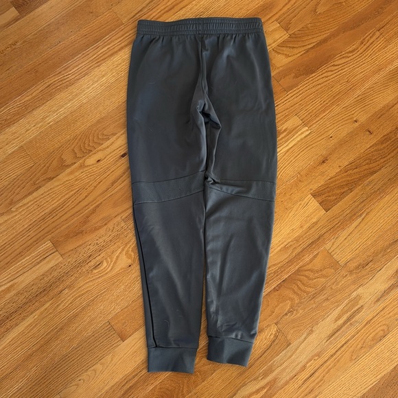Boys' UA Pennant 2.0 Pants (Size YMD, Pitch Gray) - Picture 5 of 7